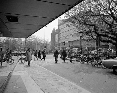 856040 Gezicht op de Oudegracht te Utrecht, ter hoogte van de Viebrug.